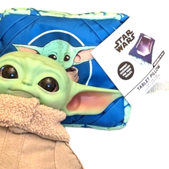 The Mandalorian Star Wars *Baby Yoda* Grogu Tablet Cuddly Pillow NEW WITH TAGS - Picture 8 of 11